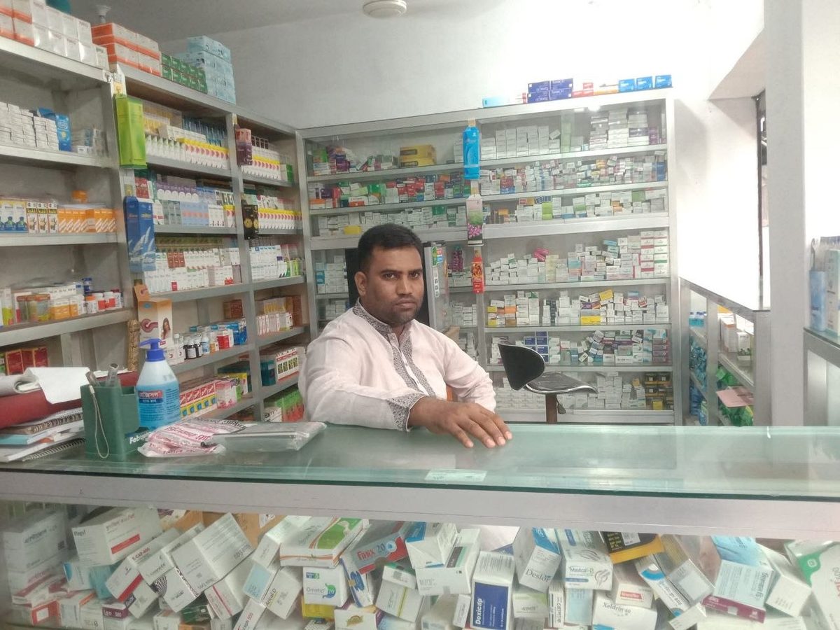 কাউন্টারে স্বত্বাধিকারী, পেছনে ঔষধের তাক